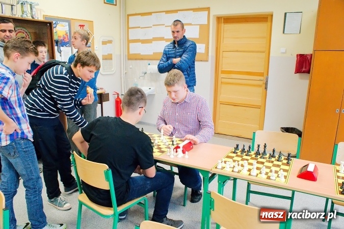 Zdjęcie w galerii na portalu naszraciborz.pl: Finał rejonowy w szachach drużynowych w Tworkowie. Raciborskie G1 zwycięskie wiadomości z regionu