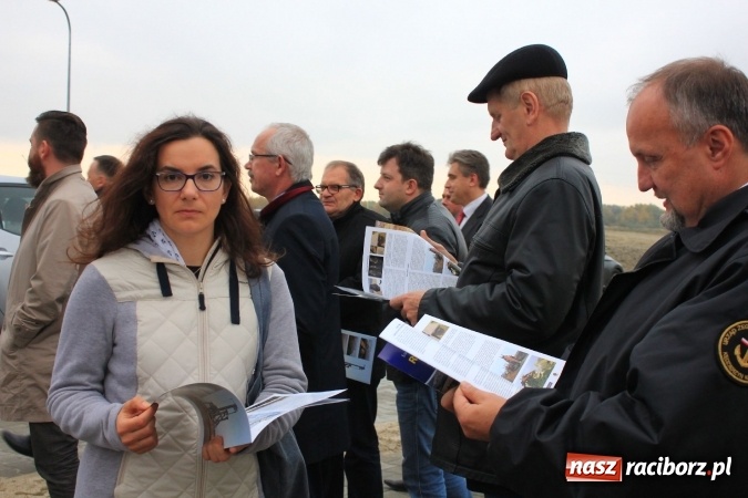 Zdjęcie w galerii na portalu naszraciborz.pl: Posłowie z wizytą na terenie zbiornika Racibórz Dolny. Zobacz jak wygląda teren budowy opuszczonej przez Hiszpanów wiadomości z regionu