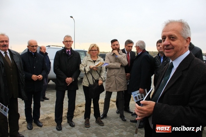 Zdjęcie w galerii na portalu naszraciborz.pl: Posłowie z wizytą na terenie zbiornika Racibórz Dolny. Zobacz jak wygląda teren budowy opuszczonej przez Hiszpanów wiadomości z regionu
