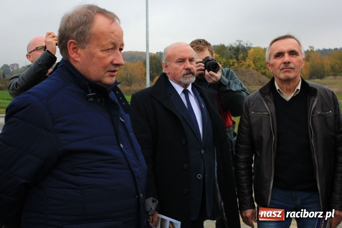 Zdjęcie w galerii na portalu naszraciborz.pl: Posłowie z wizytą na terenie zbiornika Racibórz Dolny. Zobacz jak wygląda teren budowy opuszczonej przez Hiszpanów wiadomości z regionu