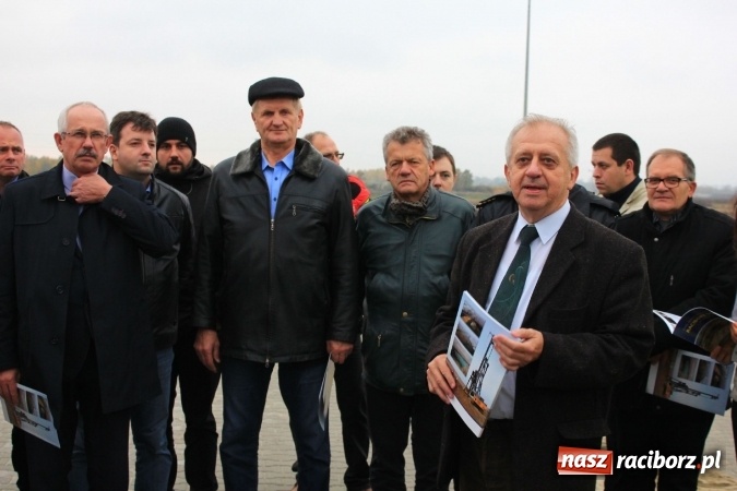 Zdjęcie w galerii na portalu naszraciborz.pl: Posłowie z wizytą na terenie zbiornika Racibórz Dolny. Zobacz jak wygląda teren budowy opuszczonej przez Hiszpanów wiadomości z regionu