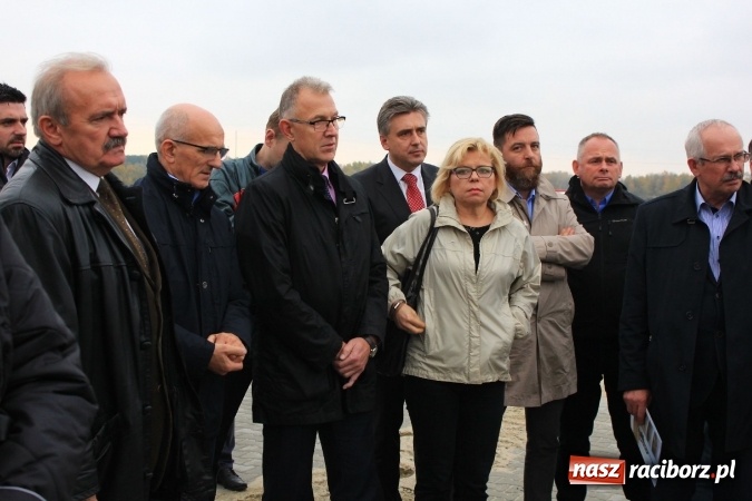 Zdjęcie w galerii na portalu naszraciborz.pl: Posłowie z wizytą na terenie zbiornika Racibórz Dolny. Zobacz jak wygląda teren budowy opuszczonej przez Hiszpanów wiadomości z regionu