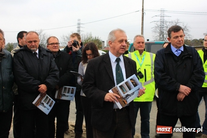 Zdjęcie w galerii na portalu naszraciborz.pl: Posłowie z wizytą na terenie zbiornika Racibórz Dolny. Zobacz jak wygląda teren budowy opuszczonej przez Hiszpanów wiadomości z regionu