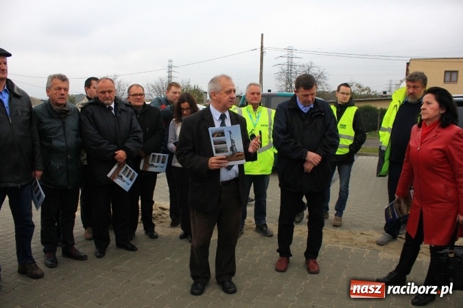 Zdjęcie w galerii na portalu naszraciborz.pl: Posłowie z wizytą na terenie zbiornika Racibórz Dolny. Zobacz jak wygląda teren budowy opuszczonej przez Hiszpanów wiadomości z regionu
