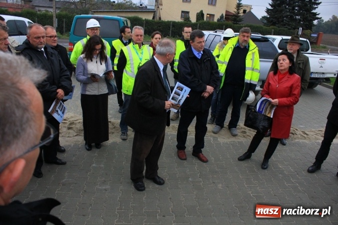Zdjęcie w galerii na portalu naszraciborz.pl: Posłowie z wizytą na terenie zbiornika Racibórz Dolny. Zobacz jak wygląda teren budowy opuszczonej przez Hiszpanów wiadomości z regionu