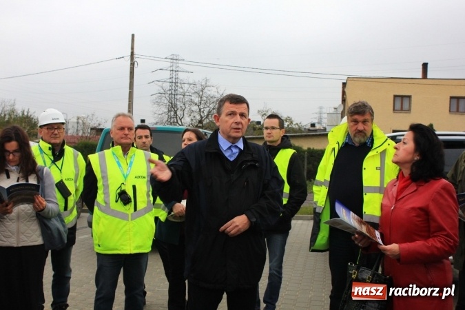 Zdjęcie w galerii na portalu naszraciborz.pl: Posłowie z wizytą na terenie zbiornika Racibórz Dolny. Zobacz jak wygląda teren budowy opuszczonej przez Hiszpanów wiadomości z regionu