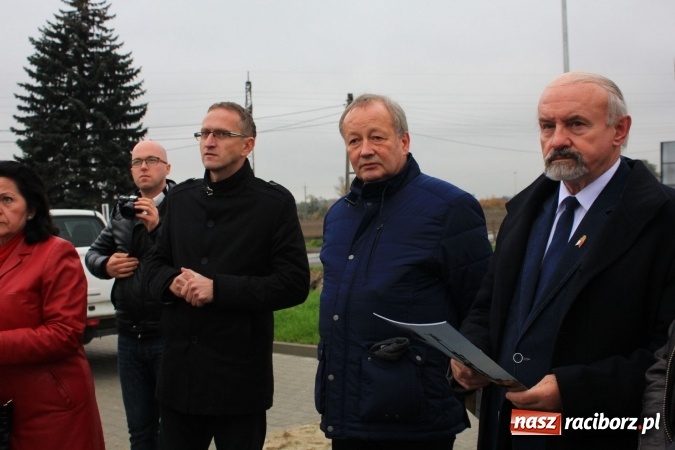 Zdjęcie w galerii na portalu naszraciborz.pl: Posłowie z wizytą na terenie zbiornika Racibórz Dolny. Zobacz jak wygląda teren budowy opuszczonej przez Hiszpanów wiadomości z regionu