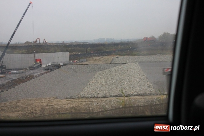 Zdjęcie w galerii na portalu naszraciborz.pl: Posłowie z wizytą na terenie zbiornika Racibórz Dolny. Zobacz jak wygląda teren budowy opuszczonej przez Hiszpanów wiadomości z regionu