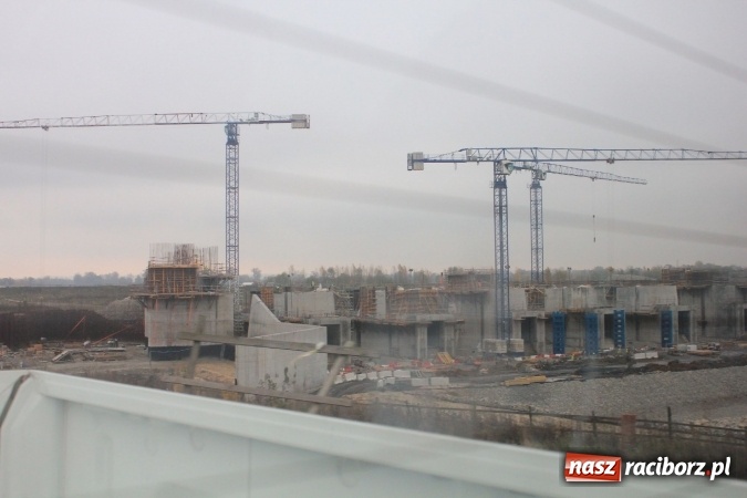 Zdjęcie w galerii na portalu naszraciborz.pl: Posłowie z wizytą na terenie zbiornika Racibórz Dolny. Zobacz jak wygląda teren budowy opuszczonej przez Hiszpanów wiadomości z regionu