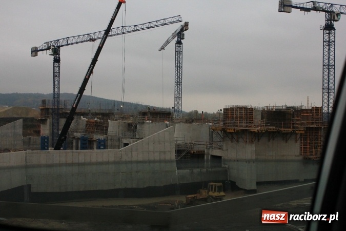 Zdjęcie w galerii na portalu naszraciborz.pl: Posłowie z wizytą na terenie zbiornika Racibórz Dolny. Zobacz jak wygląda teren budowy opuszczonej przez Hiszpanów wiadomości z regionu