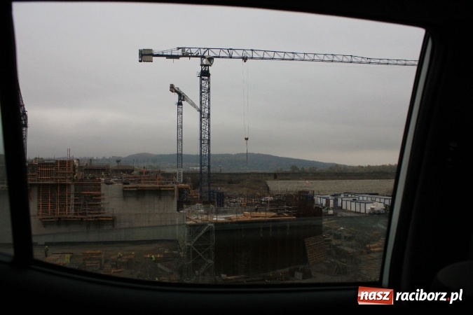 Zdjęcie w galerii na portalu naszraciborz.pl: Posłowie z wizytą na terenie zbiornika Racibórz Dolny. Zobacz jak wygląda teren budowy opuszczonej przez Hiszpanów wiadomości z regionu