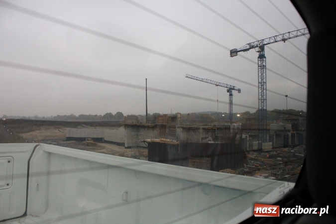 Zdjęcie w galerii na portalu naszraciborz.pl: Posłowie z wizytą na terenie zbiornika Racibórz Dolny. Zobacz jak wygląda teren budowy opuszczonej przez Hiszpanów wiadomości z regionu