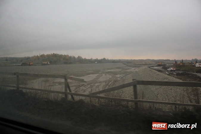 Zdjęcie w galerii na portalu naszraciborz.pl: Posłowie z wizytą na terenie zbiornika Racibórz Dolny. Zobacz jak wygląda teren budowy opuszczonej przez Hiszpanów wiadomości z regionu