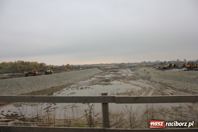 Zdjęcie w galerii na portalu naszraciborz.pl: Posłowie z wizytą na terenie zbiornika Racibórz Dolny. Zobacz jak wygląda teren budowy opuszczonej przez Hiszpanów wiadomości z regionu