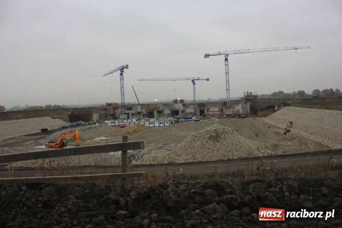 Zdjęcie w galerii na portalu naszraciborz.pl: Posłowie z wizytą na terenie zbiornika Racibórz Dolny. Zobacz jak wygląda teren budowy opuszczonej przez Hiszpanów wiadomości z regionu