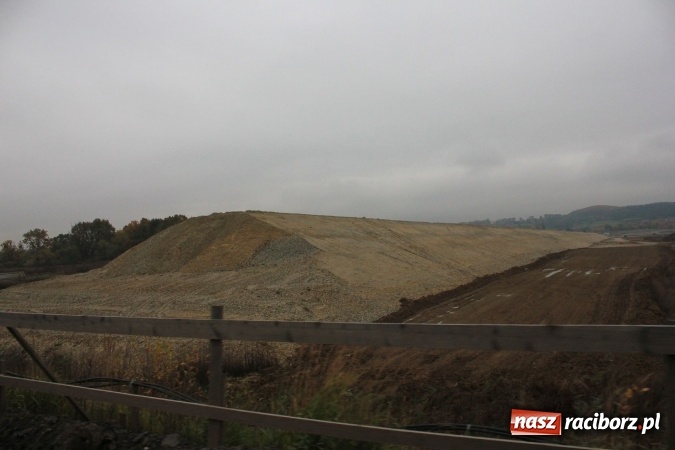 Zdjęcie w galerii na portalu naszraciborz.pl: Posłowie z wizytą na terenie zbiornika Racibórz Dolny. Zobacz jak wygląda teren budowy opuszczonej przez Hiszpanów wiadomości z regionu