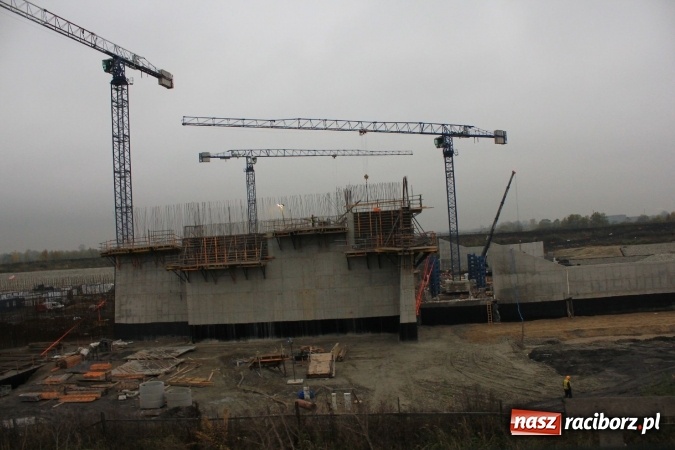 Zdjęcie w galerii na portalu naszraciborz.pl: Posłowie z wizytą na terenie zbiornika Racibórz Dolny. Zobacz jak wygląda teren budowy opuszczonej przez Hiszpanów wiadomości z regionu