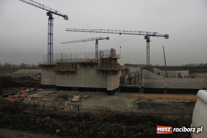 Zdjęcie w galerii na portalu naszraciborz.pl: Posłowie z wizytą na terenie zbiornika Racibórz Dolny. Zobacz jak wygląda teren budowy opuszczonej przez Hiszpanów wiadomości z regionu