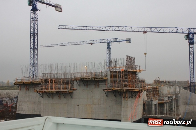 Zdjęcie w galerii na portalu naszraciborz.pl: Posłowie z wizytą na terenie zbiornika Racibórz Dolny. Zobacz jak wygląda teren budowy opuszczonej przez Hiszpanów wiadomości z regionu