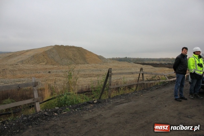 Zdjęcie w galerii na portalu naszraciborz.pl: Posłowie z wizytą na terenie zbiornika Racibórz Dolny. Zobacz jak wygląda teren budowy opuszczonej przez Hiszpanów wiadomości z regionu