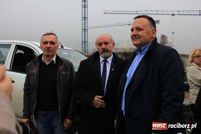 Zdjęcie w galerii na portalu naszraciborz.pl: Posłowie z wizytą na terenie zbiornika Racibórz Dolny. Zobacz jak wygląda teren budowy opuszczonej przez Hiszpanów wiadomości z regionu