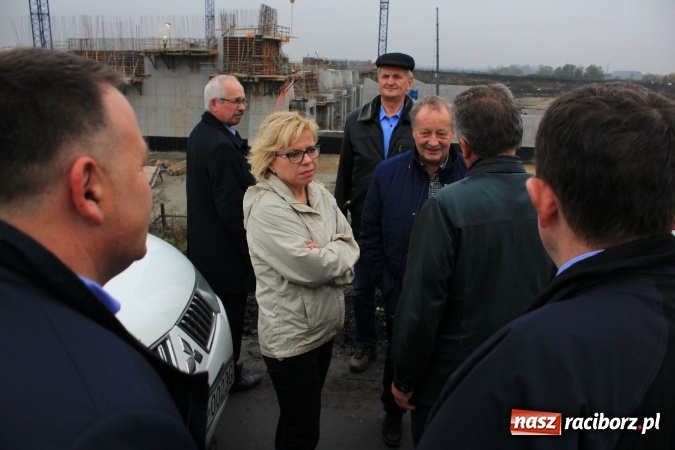 Zdjęcie w galerii na portalu naszraciborz.pl: Posłowie z wizytą na terenie zbiornika Racibórz Dolny. Zobacz jak wygląda teren budowy opuszczonej przez Hiszpanów wiadomości z regionu