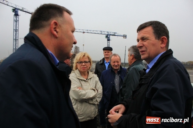 Zdjęcie w galerii na portalu naszraciborz.pl: Posłowie z wizytą na terenie zbiornika Racibórz Dolny. Zobacz jak wygląda teren budowy opuszczonej przez Hiszpanów wiadomości z regionu