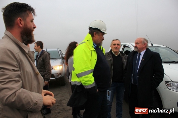 Zdjęcie w galerii na portalu naszraciborz.pl: Posłowie z wizytą na terenie zbiornika Racibórz Dolny. Zobacz jak wygląda teren budowy opuszczonej przez Hiszpanów wiadomości z regionu