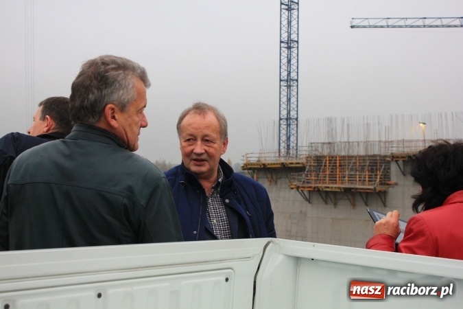 Zdjęcie w galerii na portalu naszraciborz.pl: Posłowie z wizytą na terenie zbiornika Racibórz Dolny. Zobacz jak wygląda teren budowy opuszczonej przez Hiszpanów wiadomości z regionu