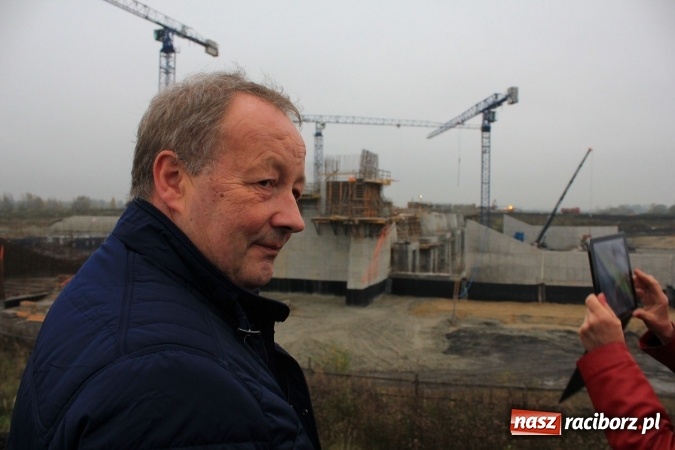 Zdjęcie w galerii na portalu naszraciborz.pl: Posłowie z wizytą na terenie zbiornika Racibórz Dolny. Zobacz jak wygląda teren budowy opuszczonej przez Hiszpanów wiadomości z regionu
