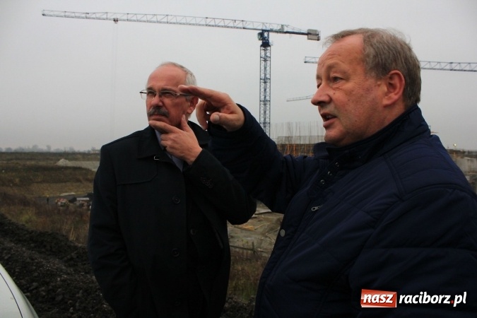Zdjęcie w galerii na portalu naszraciborz.pl: Posłowie z wizytą na terenie zbiornika Racibórz Dolny. Zobacz jak wygląda teren budowy opuszczonej przez Hiszpanów wiadomości z regionu