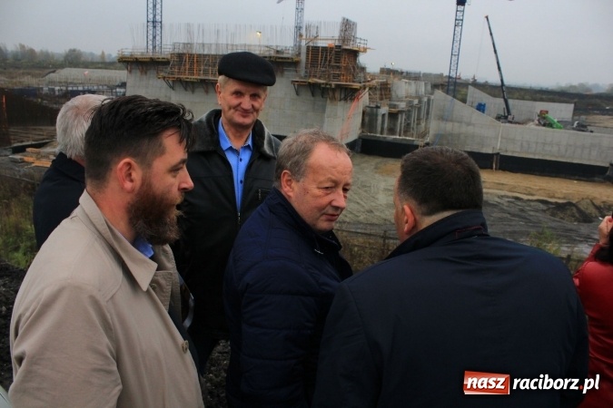 Zdjęcie w galerii na portalu naszraciborz.pl: Posłowie z wizytą na terenie zbiornika Racibórz Dolny. Zobacz jak wygląda teren budowy opuszczonej przez Hiszpanów wiadomości z regionu
