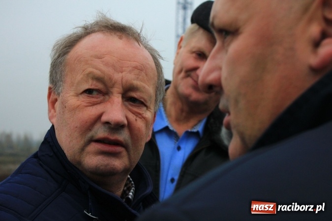 Zdjęcie w galerii na portalu naszraciborz.pl: Posłowie z wizytą na terenie zbiornika Racibórz Dolny. Zobacz jak wygląda teren budowy opuszczonej przez Hiszpanów wiadomości z regionu