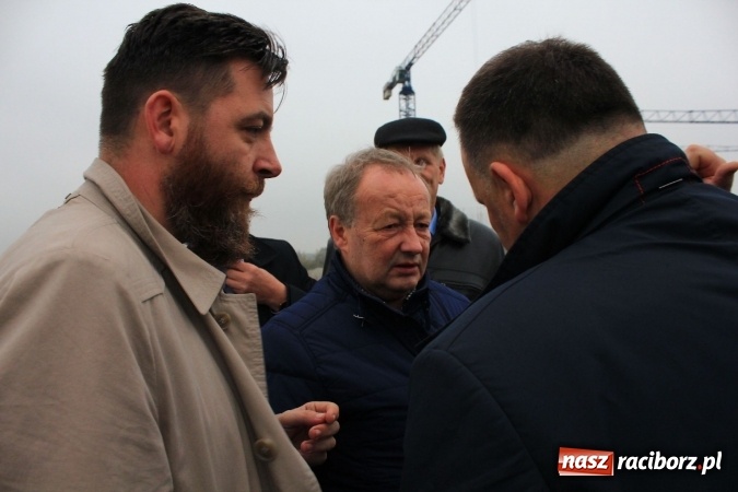 Zdjęcie w galerii na portalu naszraciborz.pl: Posłowie z wizytą na terenie zbiornika Racibórz Dolny. Zobacz jak wygląda teren budowy opuszczonej przez Hiszpanów wiadomości z regionu