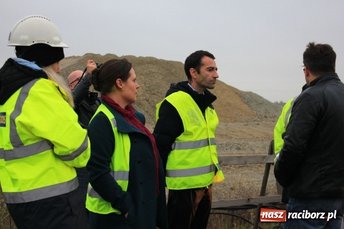 Zdjęcie w galerii na portalu naszraciborz.pl: Posłowie z wizytą na terenie zbiornika Racibórz Dolny. Zobacz jak wygląda teren budowy opuszczonej przez Hiszpanów wiadomości z regionu