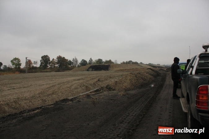 Zdjęcie w galerii na portalu naszraciborz.pl: Posłowie z wizytą na terenie zbiornika Racibórz Dolny. Zobacz jak wygląda teren budowy opuszczonej przez Hiszpanów wiadomości z regionu