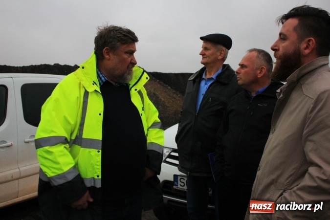 Zdjęcie w galerii na portalu naszraciborz.pl: Posłowie z wizytą na terenie zbiornika Racibórz Dolny. Zobacz jak wygląda teren budowy opuszczonej przez Hiszpanów wiadomości z regionu