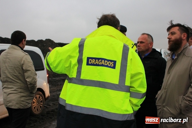 Zdjęcie w galerii na portalu naszraciborz.pl: Posłowie z wizytą na terenie zbiornika Racibórz Dolny. Zobacz jak wygląda teren budowy opuszczonej przez Hiszpanów wiadomości z regionu