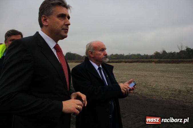 Zdjęcie w galerii na portalu naszraciborz.pl: Posłowie z wizytą na terenie zbiornika Racibórz Dolny. Zobacz jak wygląda teren budowy opuszczonej przez Hiszpanów wiadomości z regionu