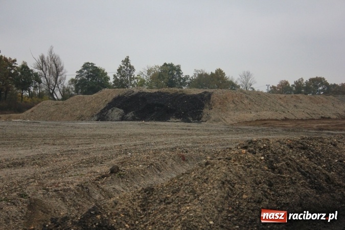 Zdjęcie w galerii na portalu naszraciborz.pl: Posłowie z wizytą na terenie zbiornika Racibórz Dolny. Zobacz jak wygląda teren budowy opuszczonej przez Hiszpanów wiadomości z regionu