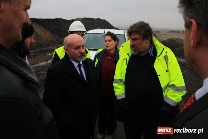 Zdjęcie w galerii na portalu naszraciborz.pl: Posłowie z wizytą na terenie zbiornika Racibórz Dolny. Zobacz jak wygląda teren budowy opuszczonej przez Hiszpanów wiadomości z regionu