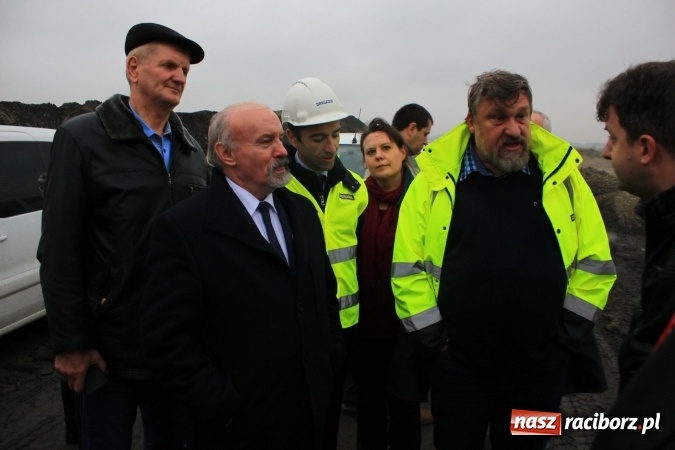 Zdjęcie w galerii na portalu naszraciborz.pl: Posłowie z wizytą na terenie zbiornika Racibórz Dolny. Zobacz jak wygląda teren budowy opuszczonej przez Hiszpanów wiadomości z regionu