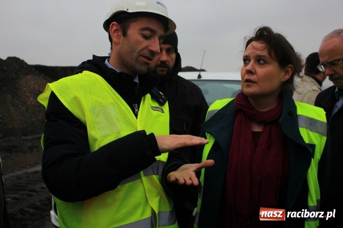 Zdjęcie w galerii na portalu naszraciborz.pl: Posłowie z wizytą na terenie zbiornika Racibórz Dolny. Zobacz jak wygląda teren budowy opuszczonej przez Hiszpanów wiadomości z regionu