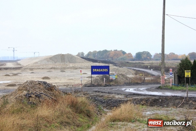 Zdjęcie w galerii na portalu naszraciborz.pl: Posłowie z wizytą na terenie zbiornika Racibórz Dolny. Zobacz jak wygląda teren budowy opuszczonej przez Hiszpanów wiadomości z regionu