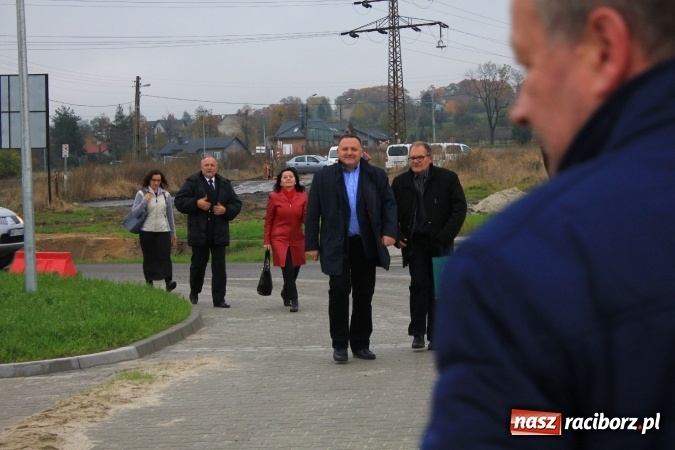 Zdjęcie w galerii na portalu naszraciborz.pl: Posłowie z wizytą na terenie zbiornika Racibórz Dolny. Zobacz jak wygląda teren budowy opuszczonej przez Hiszpanów wiadomości z regionu