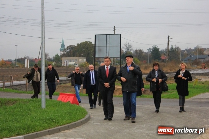 Zdjęcie w galerii na portalu naszraciborz.pl: Posłowie z wizytą na terenie zbiornika Racibórz Dolny. Zobacz jak wygląda teren budowy opuszczonej przez Hiszpanów wiadomości z regionu