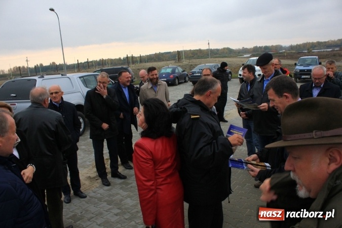 Zdjęcie w galerii na portalu naszraciborz.pl: Posłowie z wizytą na terenie zbiornika Racibórz Dolny. Zobacz jak wygląda teren budowy opuszczonej przez Hiszpanów wiadomości z regionu