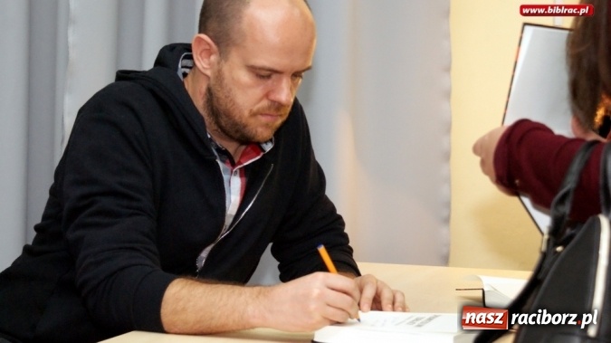 Zdjęcie w galerii na portalu naszraciborz.pl: To ludzie, a nie narody, robią ludobójstwo – Wołyń oczami Szabłowskiego w bibliotece  wiadomości z regionu