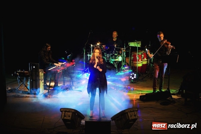 Zdjęcie w galerii na portalu naszraciborz.pl: Piosenki z repertuaru Ireny Jarockiej i Anny Jantar w interpretacji Barbary Brody-Malon z zespołem wybrzmiały w RCK wiadomości z regionu