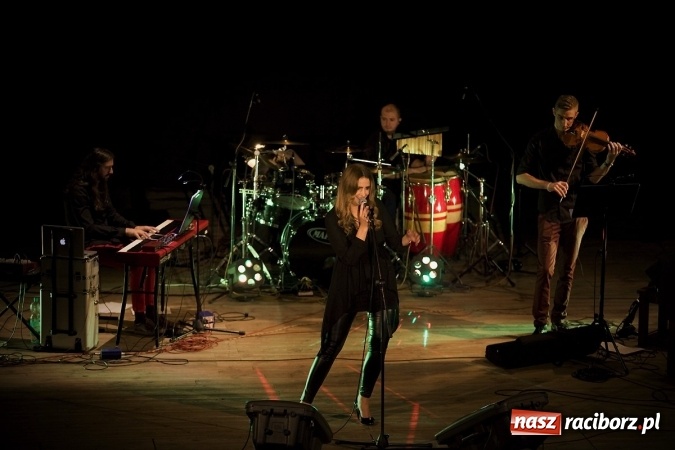 Zdjęcie w galerii na portalu naszraciborz.pl: Piosenki z repertuaru Ireny Jarockiej i Anny Jantar w interpretacji Barbary Brody-Malon z zespołem wybrzmiały w RCK wiadomości z regionu